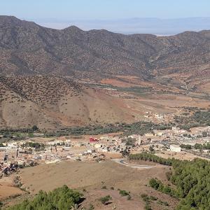 Debdou En Arriere Plan Piste Descendant Du Tizi Mimoun Photo J Gandini